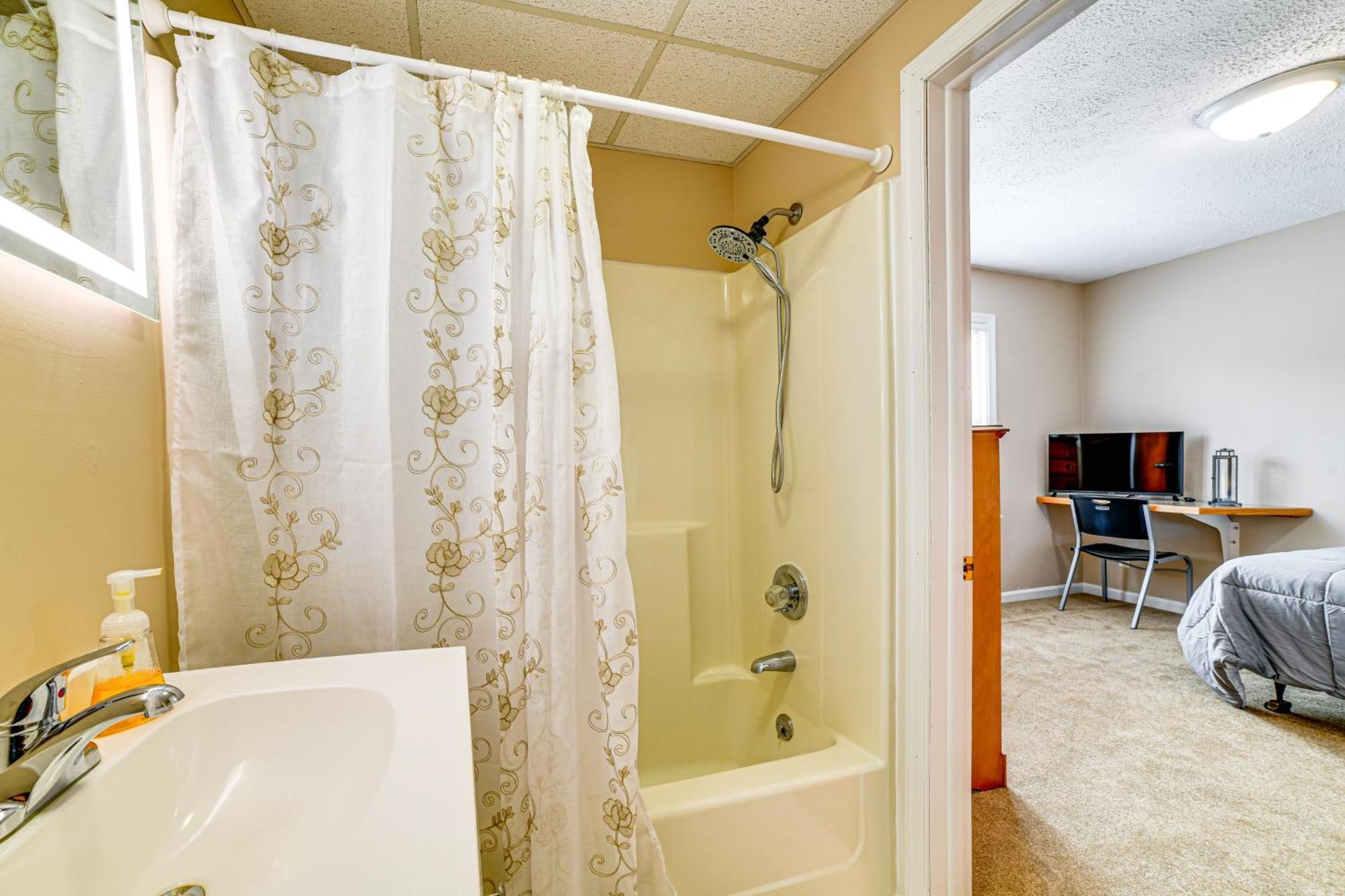 Less Than 2 Mi To Suny Cortland Unit With Private Parking Bagian luar foto